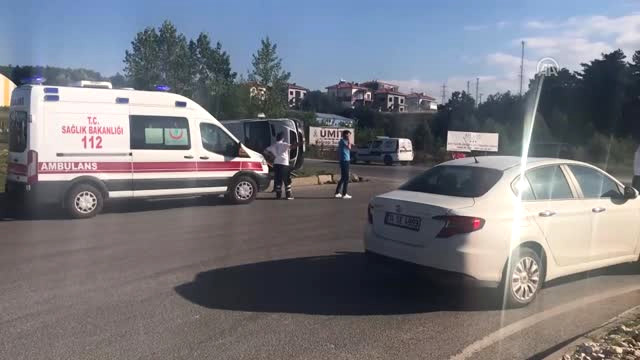 Yolcu Minibüsü ile Otomobil Çarpıştı: 3 Yaralı