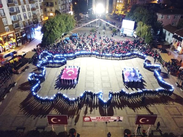 800 Öğrenci 1 Dakika 20 Saniyede Türkiye Haritası Oluşturdu