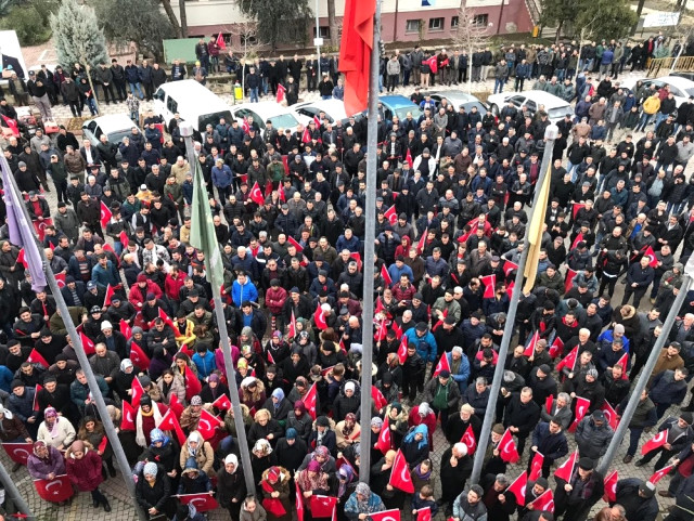AK Parti’li Mevcut Başkan Aday Gösterilmeyince, Yüzlerce Kişi Belediye Önünde Toplanıp Sloganlar Attı