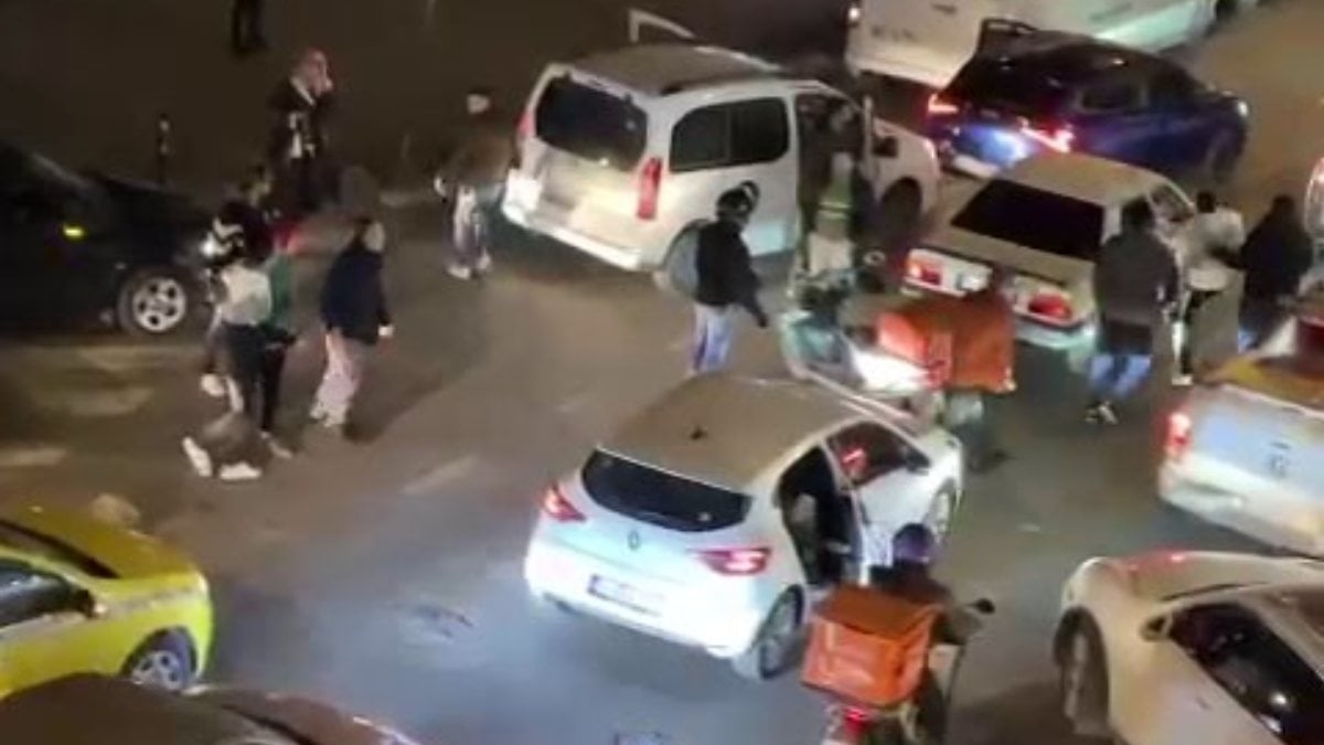 Arnavutköy’de yol verme kavgasında araçları tekmelediler