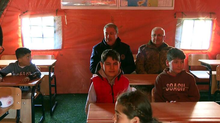 Bakan Akar, çadır kentte Mehmetçik Okulu’nu ziyaret etti