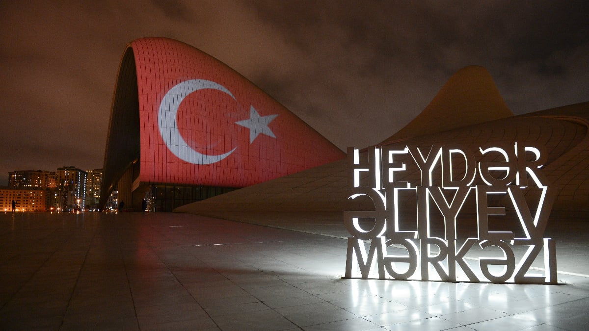 Haydar Aliyev Merkezi’ne Türk bayrağı silüeti yansıtıldı