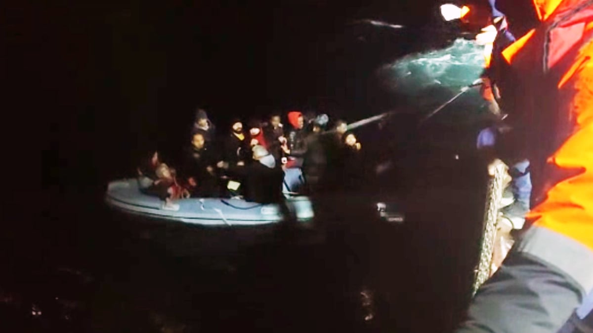 Yunanistan’dan itilen 18 düzensiz göçmen Datça açıklarında kurtarıldı