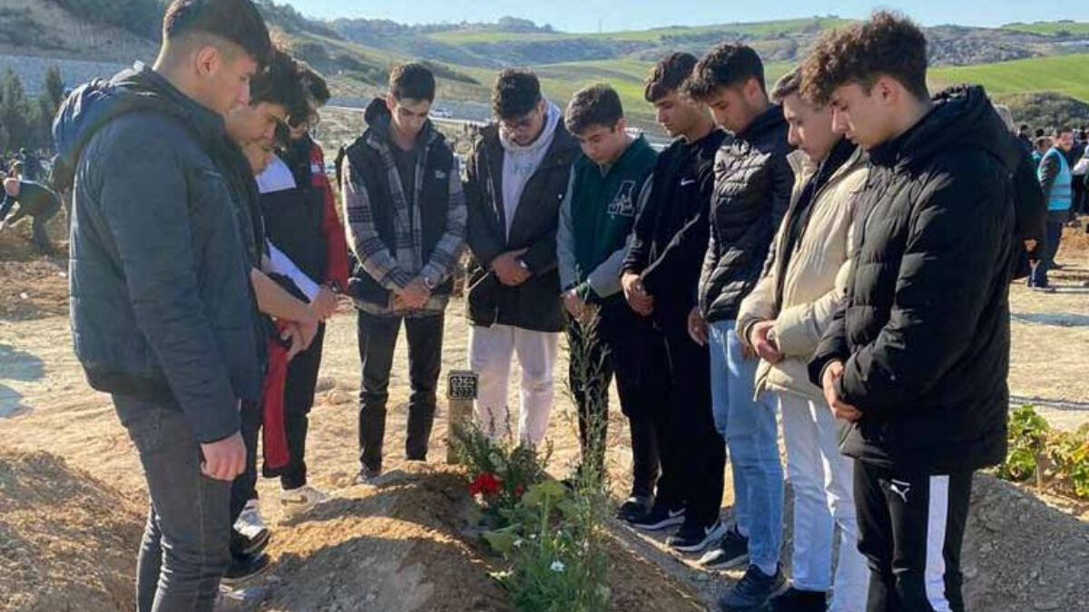 Adana’da depremde vefat eden öğretmenin kabrine öğrencilerinden ziyaret