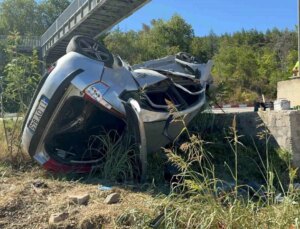 Bilecik’te Araba Üst Geçide Çarptı: Şoför Ağır Yaralandı