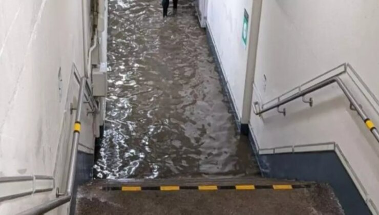 Tokyo’da şiddetli yağmurlardan ötürü metro istasyonlarını su bastı