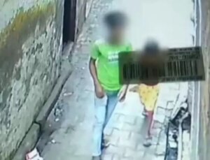 Maymunlar, tecavüzcüye saldırarak altı yaşındaki kızı tecavüz teşebbüsünden kurtardı