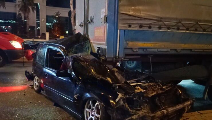 Bursa’da TIR’ın Dorsesinin Altına Giren Arabanın Şoförü Ağır Yaralandı